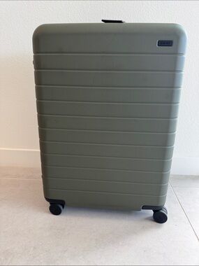 Away medium flex check Hardshell Suitcase in Olive Green